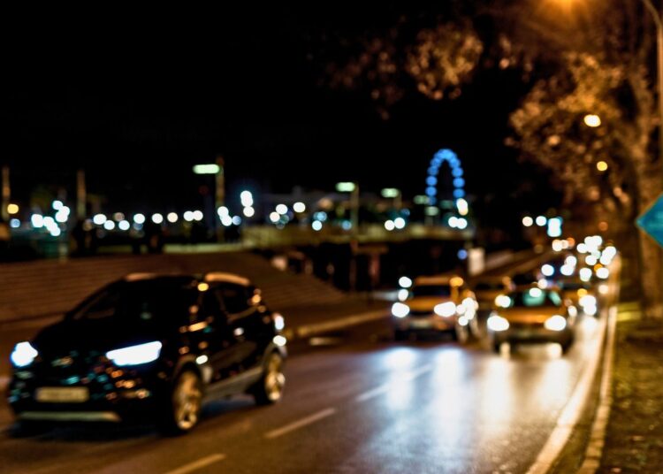 Farol alto na cidade: saiba se é permitido usar