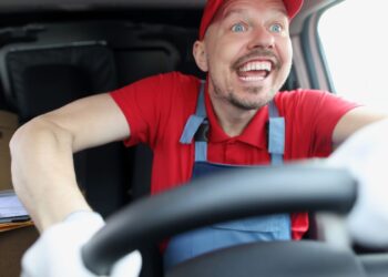 Fazer manobra perigosa no carro dá multa? Saiba agora