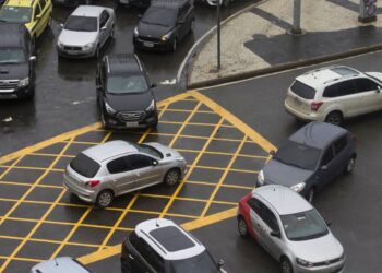 Fechar cruzamento é infração que pode doer no bolso, confira