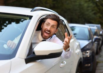 Fechar outro carro dá multa? Saiba agora