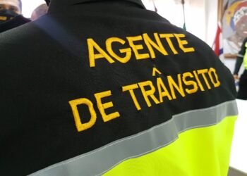 O Olhar Atento dos Agentes de Trânsito Protegendo Vidas a Cada Semáforo