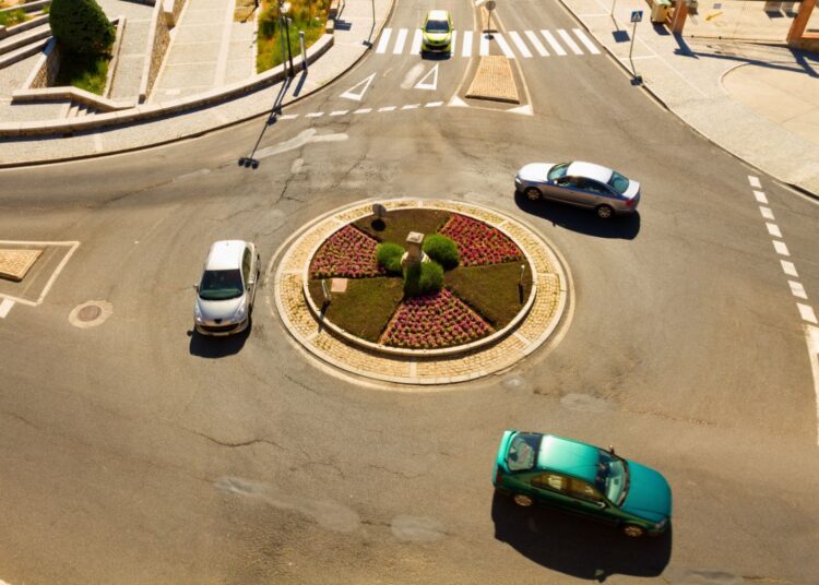 Parar na rotatória dá multa?