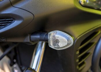 Pisca de LED na moto é permitido? Saiba agora