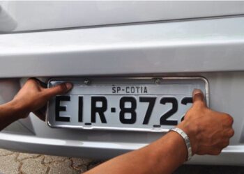 Placa antiga dá multa?