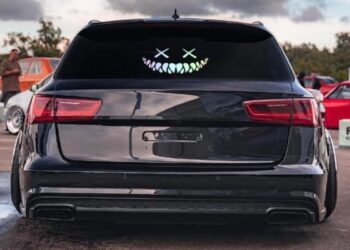 Pode colar adesivo no para-brisa traseiro?