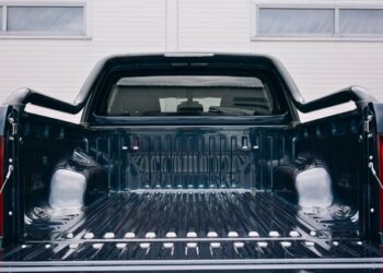 Porta de caçamba aberta dá multa?