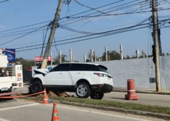 Quem bate em poste tem que pagar o prejuízo?