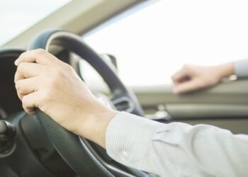 Segurança no Volante Por que Dirigir com Uma Mão é Proibido