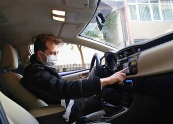 Som alto no carro gera multa? Descubra agora