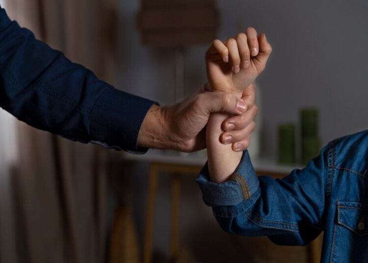 Violência contra mulher pode levar à perda da CNH, segundo novo PL