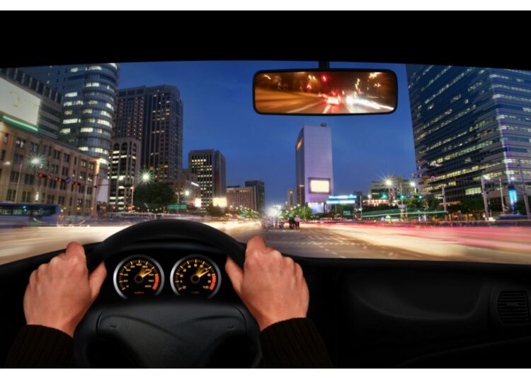 Andar com farol apagado a noite dá multa?