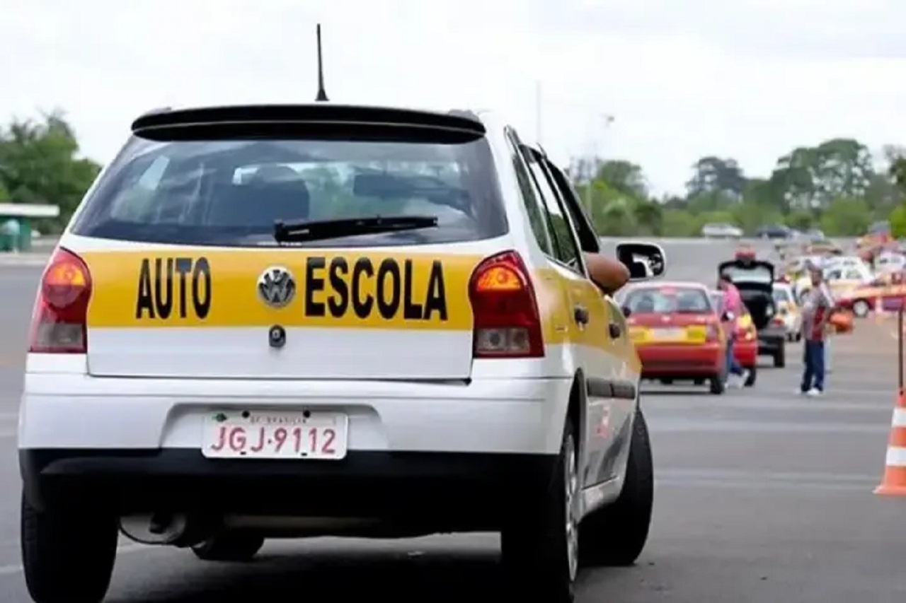 Atenção Motoristas: CFCs Precisam Adaptar-se à Mudança na Idade dos Carros nas Autoescolas