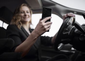 Celular ao Volante: Como a Tecnologia de Monitoramento Veicular Pode Salvar Vidas