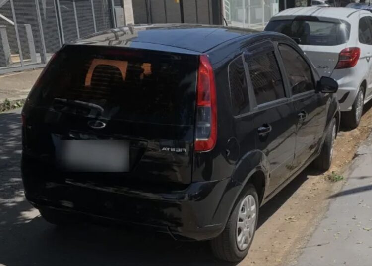 Estar em meio fio rebaixado causa multa, veja o valor