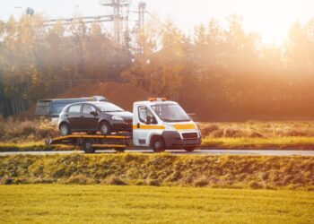Carro sendo guinchado por infração de trânsito