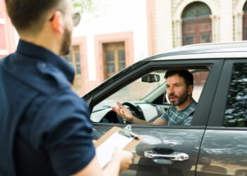 Homem tentando anular multa de trânsito