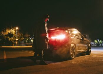 Homem com Farol apagado a noite