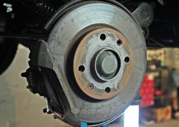 Imagem do freio de um carro mostrando as coisas que desgastam os freios mais rápido