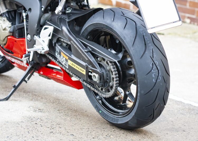 Imagem ilustrativa de um pneu remold em moto