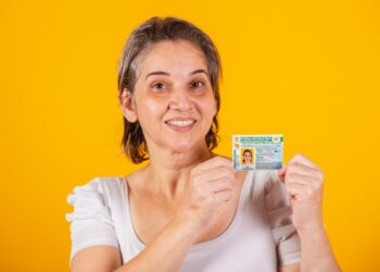 Senhora se perguntando quanto custa tirar carteira AB