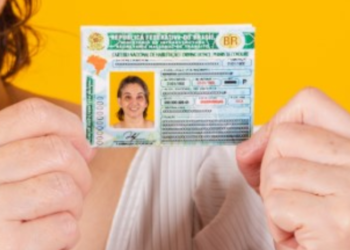 Mulher que poder perder sua carteira de motorista por pontuação na CNH