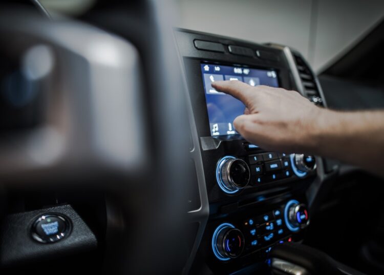 Homem se perguntando se Multimídia no carro dá multa