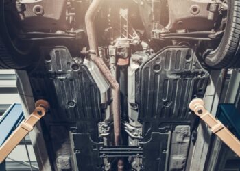 Imagem ilustrando a inspeção de um chassi de veículo, destacando a importância de verificar a numeração para evitar problemas com adulteração.