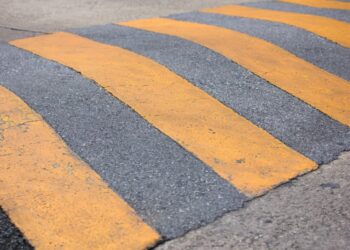 Imagem de um quebra-molas mostrando o jeito certo de passar no quebra-molas