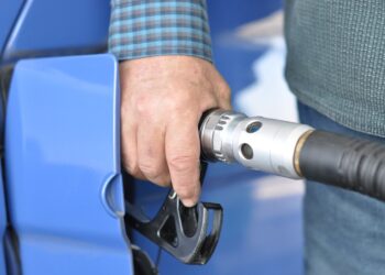 Pessoa se perguntando se Gasolina aditivada vale a pena