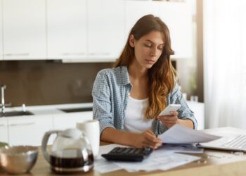 Mulher vendo o seu IPVA vencido