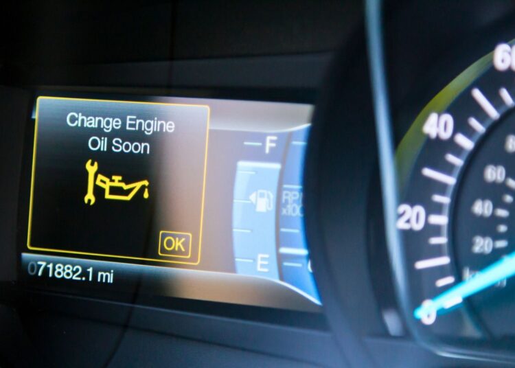 Luz do óleo acesa: saiba o que pode ser