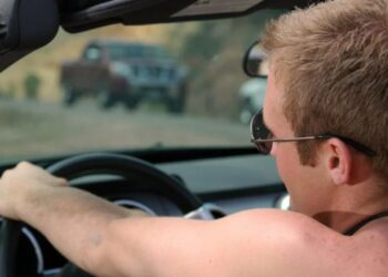 Pode dirigir sem camisa? Descubra se dá multa ou não