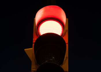 Pode passar no sinal vermelho de madrugada