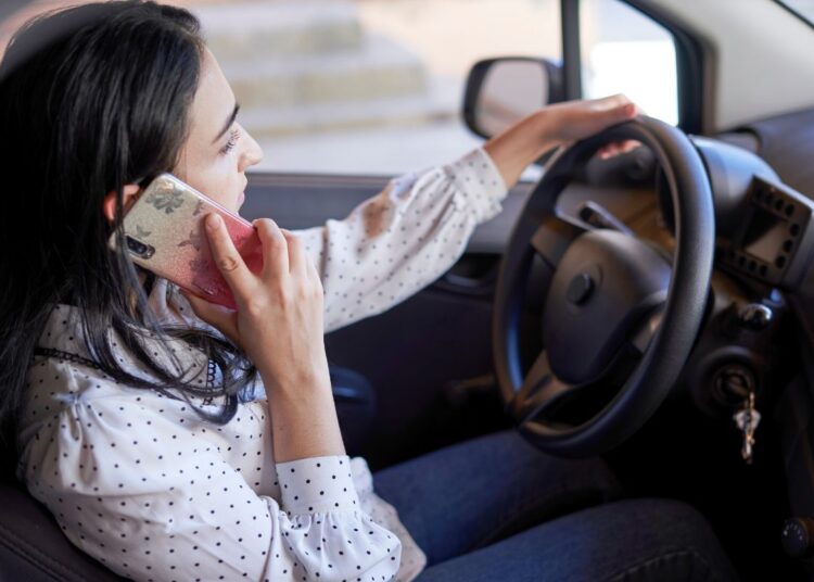 Pode usar celular com carro parado?