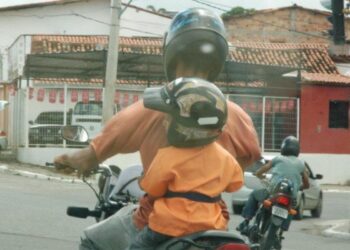 Transporte de crianças em moto: entenda o que é permitido