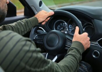 Volante puxando pro lado: entenda o que pode ser