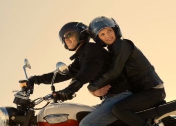 Carona na moto? Veja como levar alguém na garupa com segurança