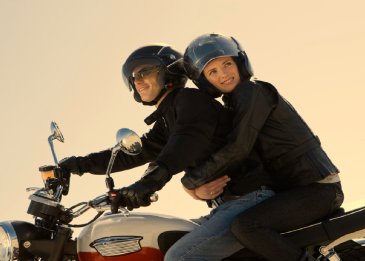 Carona na moto? Veja como levar alguém na garupa com segurança