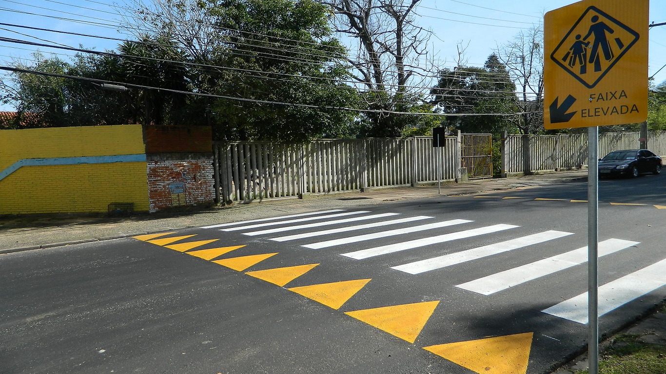 Segurança Escolar: Nova Lei propõe faixas elevadas em frente às escolas