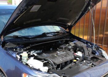 Pessoa verificando possíveis problemas do Fusível do carro