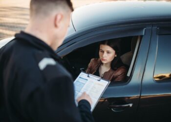 Mulher levando multa por transitar em horário e local não permitido