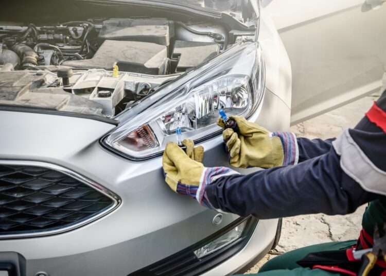 Homem fazendo Polimento de farol