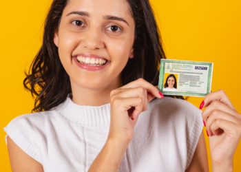 Mulher que fez um Passo a passo para solicitar a segunda via da CNH