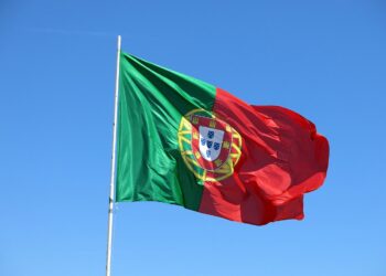 Bandeira de Portugal representando CNH brasileira vale em Portugal