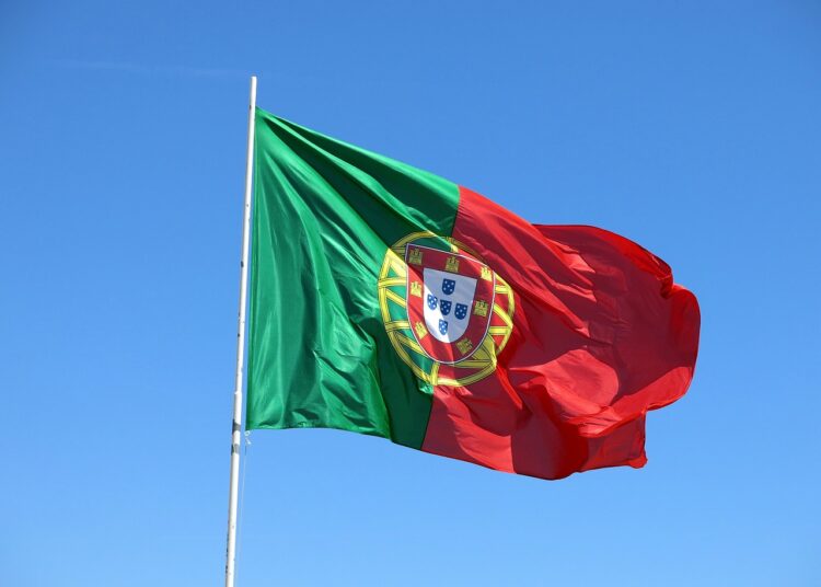 Bandeira de Portugal representando CNH brasileira vale em Portugal