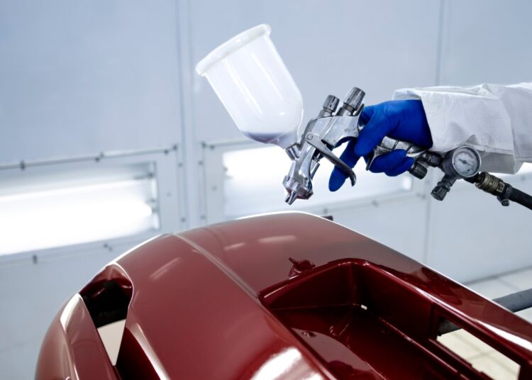 Descontaminação da pintura: técnica para remover sujeiras e preservar a estética do carro.