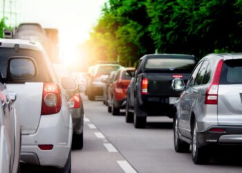 adar móvel sendo utilizado em estrada para monitorar a velocidade dos veículos. Categoria mais relacionada