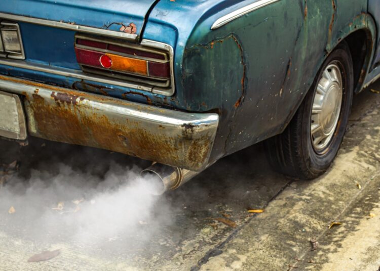 Veículo com pintura queimada e pneus carecas e levou uma Multa por veículo em mau estado de conservação