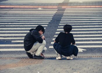 Homens conversando sobre Parar na faixa de pedestre e suas penalidades