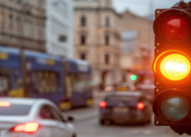 Evite Multas! Descubra as regras para avançar no sinal amarelo